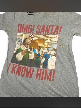 ELF Grey Graphic 'OMG! SANTA! I KNOW HIM!' Tee